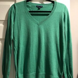 Gap V Neck Sweater in Green. Size Small.